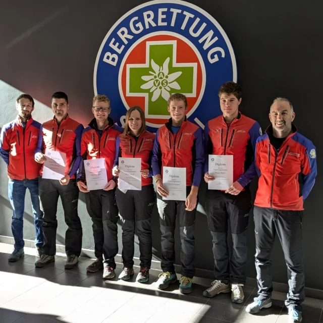 Wir gratulieren zur bestandenen Prüfung zum Bergretter/in. Wir sind stolz auf euch 5. Lukas, Elias, Silvia, David und Franz alles Gute euch.

#prüfungbestanden  #keinanwärtermehr #bergrettungsüdtirol #stolzaufunserteam #teamwork #rescue #bergrettungmeran