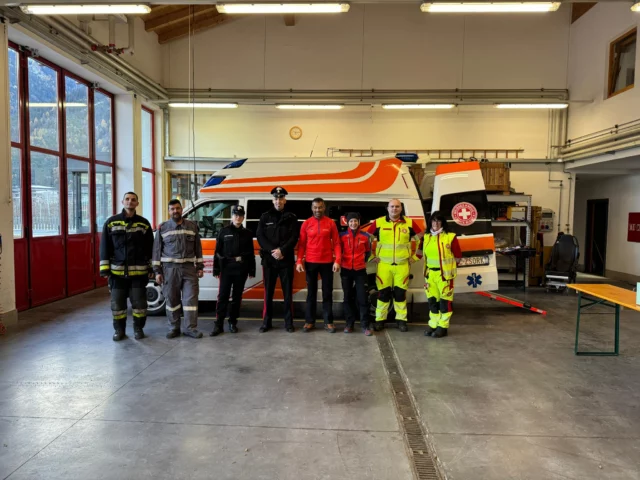 Heute haben wir gemeinsam mit der FF Plaus, Carabinieri Naturns und dem Weißen Kreuz Naturns einen lehrreichen Vormittag für die Kinder der Grundschule Plaus unternommen. Bei verschiedenen Stationen durften die Kinder die verschiedenen Organisationen und deren Tätigkeit kennenlernen.

Danke der FF Plaus für die Pizza und die super Zusammenarbeit. 

#ehrenamt #gemeinsam #kinder #lernen #üben #bergrettungmeran #carabinieri ##weisseskreuz #feuerwehr 
BB